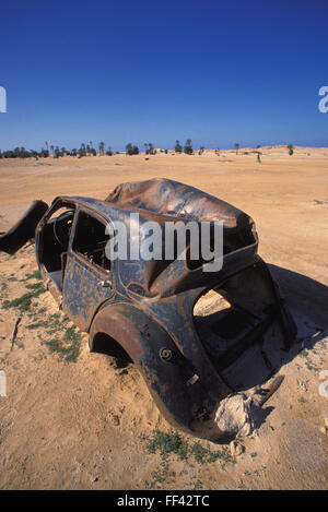 TUN, Tunesien, Jarbah Insel, rostige Auto am Strand in der Nähe von Houmt Souk.  TUN, Tunesien, Insel Djerba, Verrostetes Auto bin Strang na Stockfoto