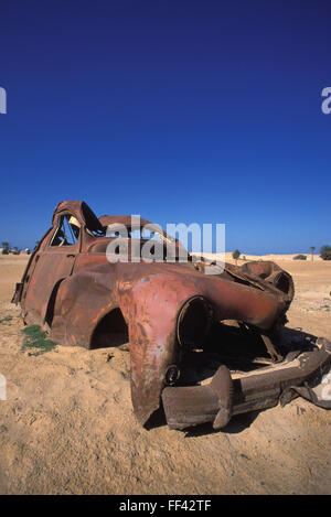 TUN, Tunesien, Jarbah Insel, rostige Auto am Strand in der Nähe von Houmt Souk.  TUN, Tunesien, Insel Djerba, Verrostetes Auto bin Strang na Stockfoto