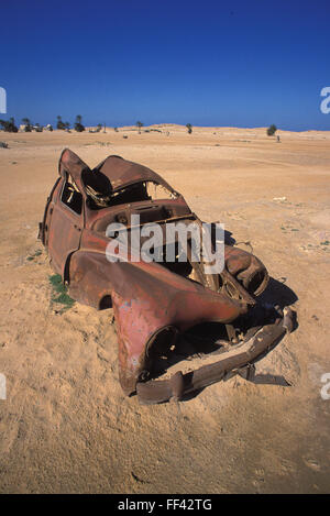 TUN, Tunesien, Jarbah Insel, rostige Auto am Strand in der Nähe von Houmt Souk.  TUN, Tunesien, Insel Djerba, Verrostetes Auto bin Strang na Stockfoto