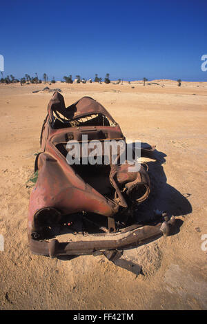 TUN, Tunesien, Jarbah Insel, rostige Auto am Strand in der Nähe von Houmt Souk.  TUN, Tunesien, Insel Djerba, Verrostetes Auto bin Strang na Stockfoto