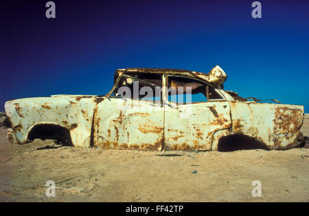 TUN, Tunesien, Jarbah Insel, rostige Autos am Strand in der Nähe von Houmt Souk.  TUN, Tunesien, Insel Djerba, Verrostete Autos am Strand n Stockfoto