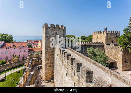 Blick von den Zinnen des Castelo de Sao Jorge, St. George's Castle, Lissabon, Portugal Stockfoto