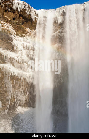 Wasserfall Skogafoss, Südisland im Januar mit gefrorenen Eiszapfen Stockfoto