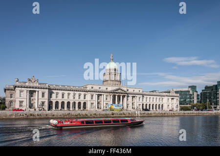 DUBLIN, Irland, 31. Juli 2015: Das Four Courts in Dublin, Irland entlang dem Fluss Liffey Gebäude. Stockfoto