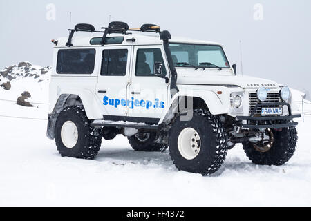 Superjeep Land Rover im Schnee in Island im Januar geparkt - Super Jeep Stockfoto