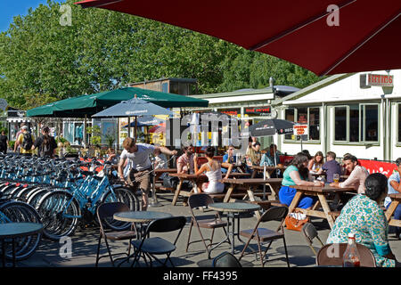 Gabriels Wharf am Südufer der Themse in London, England. Mit Menschen sitzen in Open-Air-Cafés und Restaurants. Stockfoto