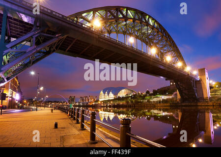 Die Tyne-Brücke über den Fluss Tyne in Newcastle, England in der Nacht. Stockfoto