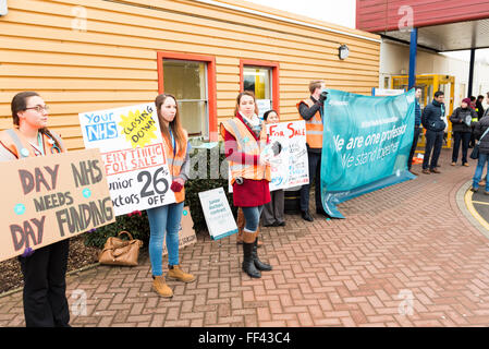 Milton Keynes Hospital, Milton Keynes, UK. 10. Februar 2016. Ärzte streiken montieren Sie eine Mahnwache und halten Schilder außen Milton Keynes Krankenhaus. Bildnachweis: David Isaacson/Alamy Live-Nachrichten Stockfoto