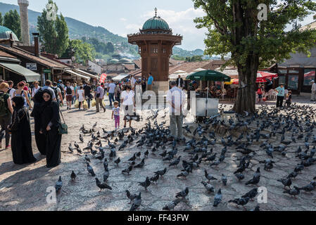 Hölzerne Sebilj Brunnen auf dem wichtigsten Platz der Bascarsija historischen Viertel in Sarajevo, Bosnien und Herzegowina Stockfoto