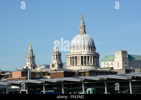 Kuppel und Türme der St. Pauls Cathedral in London, England. Über der Themse aus gesehen Stockfoto