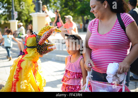 Ein Kind VEJIGANTE Interaktion ein weiteres Kind während des Karnevals in Ponce. Puerto Rico. US-Territorium. Februar 2016 Stockfoto