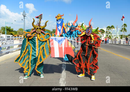 Gruppe von traditionellen VEJIGANTES paradieren während des Karnevals in Ponce, Puerto Rico. US-Territorium. Februar 2016 Stockfoto