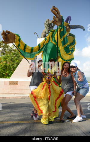 Traditionelle und kulturelle Abbildung VEJIGANTE posiert mit Menschen während des Karnevals. Ponce, Puerto Rico. Februar 2016 Stockfoto