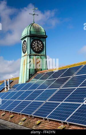 Solar-PV-Photovoltaik-Panels auf dem Dach der Priory School in Lewes, East Sussex. OVESCo Gemeinschaft Investoren eingerichtet. Dieses Panel oder Modul besteht aus Photovoltaik (PV) Zellen. PV-Zellen wandeln Sonnenlicht in elektrische Energie. Stockfoto