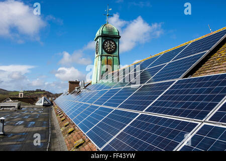 Solar-PV-Photovoltaik-Panels auf dem Dach der Priory School in Lewes, East Sussex. OVESCo Gemeinschaft Investoren eingerichtet. Dieses Panel oder Modul besteht aus Photovoltaik (PV) Zellen. PV-Zellen wandeln Sonnenlicht in elektrische Energie. Stockfoto
