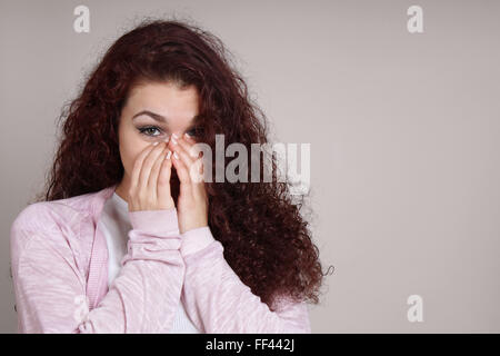 junge Frau ist mit Emotionen überwältigt Stockfoto