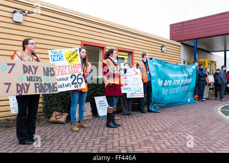 Milton Keynes Hospital, Milton Keynes, UK. 10. Februar 2016. Ärzte streiken montieren Sie eine Mahnwache und halten Schilder außen Milton Keynes Krankenhaus. Bildnachweis: David Isaacson/Alamy Live-Nachrichten Stockfoto