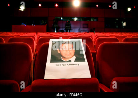 Berlin, Deutschland. 10. Februar 2016. Ein Sitz hat US-Schauspieler George Clooney im Berlinale-Palast in Berlin, Deutschland, 10. Februar 2016 vorbereitet worden. Foto: MICHAEL KAPPELER/Dpa/Alamy Live News Stockfoto