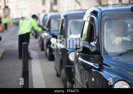 London, UK. 10. Februar 2016. Schwarzes Taxi Taxifahrer halten einen Bummelstreik Protest in Whitehall aus Protest gegen mangelnde staatliche Kontrolle des Minicab app Uber. Bildnachweis: Mark Kerrison/Alamy Live-Nachrichten Stockfoto