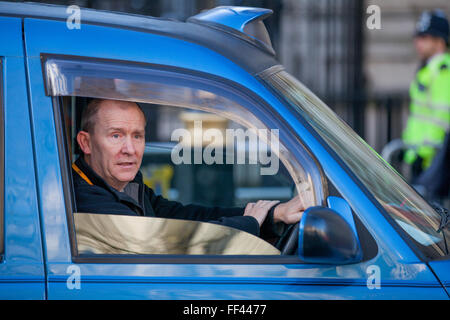 London, UK. 10. Februar 2016. "Black Cab" Taxi-Fahrer bei einem Bummelstreik Protest in Whitehall gegen mangelnde staatliche Kontrolle des Minicab app Uber. Bildnachweis: Mark Kerrison/Alamy Live-Nachrichten Stockfoto