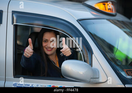 London, UK. 10. Februar 2016. Ein "black Cab" Taxifahrer gibt einen Daumen nach oben bei einem Bummelstreik Protest in Whitehall gegen mangelnde staatliche Kontrolle des Minicab app Uber. Bildnachweis: Mark Kerrison/Alamy Live-Nachrichten Stockfoto