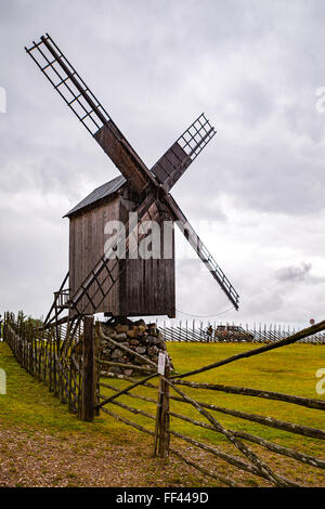 Alte hölzerne Windmühle am Bauernhof am estnischen Insel Saaremaa Stockfoto