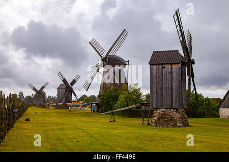 Alte hölzerne Windmühlen am Bauernhof am estnischen Insel Saaremaa Stockfoto