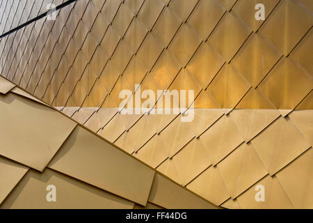 Das markante Gold Farbe Gebäude von The Hive in Worcester, der erste vollintegrierte Universität und öffentliche Bibliothek im Vereinigten Königreich. Das Dach besteht aus TECU in der Farbe Gold, eine Legierung aus Kupfer und Aluminium. Worcester, UK. Stockfoto