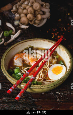 Asiatische Suppe Ramen mit Garnelen Stockfoto