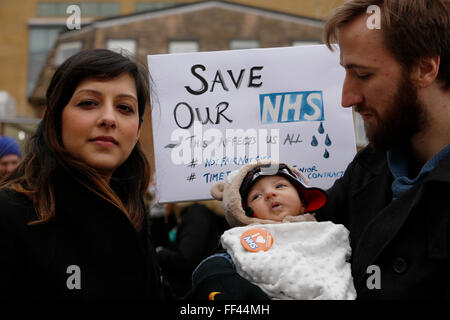 Brighton, UK. 10. Februar 2016. Baby Jesse Mearkle, im Alter von 2 Monaten schließt sich seinem Arzt Eltern Anusha und David bei einer Demonstration als Junior Ärzte an die Royal Sussex County Hospital in Brighton, UK, Mittwoch, 10. Februar 2016 streiken.  BBC berichtet "fast 3.000 Operationen abgebrochen haben Ärzte in England nehmen Teil an einem zweiten 24-Stunden-Streik über Löhne und Arbeitsbedingungen".    Bildnachweis: Luke MacGregor/Alamy Live-Nachrichten Stockfoto