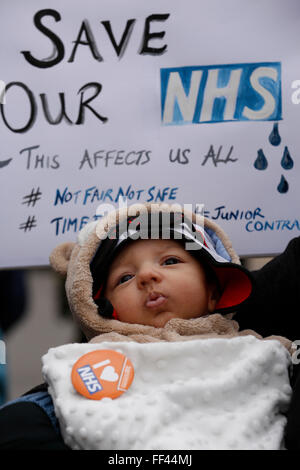 Brighton, UK. 10. Februar 2016. Baby Jesse Mearkle, im Alter von 2 Monaten schließt sich seinem Arzt Eltern bei einer Demonstration als Junior Ärzte an die Royal Sussex County Hospital in Brighton, UK, Mittwoch, 10. Februar 2016 streiken.  BBC berichtet "fast 3.000 Operationen abgebrochen haben Ärzte in England nehmen Teil an einem zweiten 24-Stunden-Streik über Löhne und Arbeitsbedingungen".    Bildnachweis: Luke MacGregor/Alamy Live-Nachrichten Stockfoto