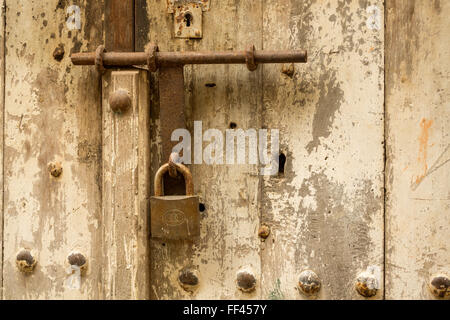 Alte Metall Lock und Vorhängeschloss auf bemalte Holztür Stockfoto