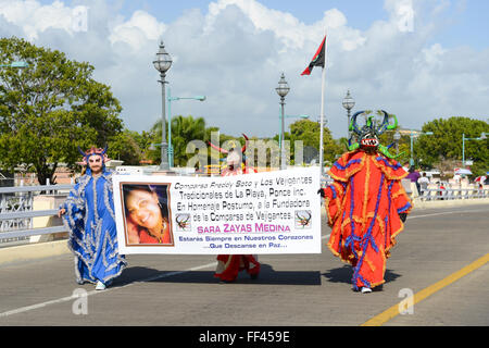 Gruppe, Pf traditionelle VEJIGANTES paradieren während des Karnevals in Ponce. Puerto Rico. US-Territorium. Februar 2016 Stockfoto