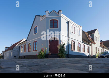 Typische Skane Architektur Stil Fassade des Hauses in einer Straße in der alten Stadt von Simrisham auf der baltischen Küste Osterlen, Schweden Stockfoto