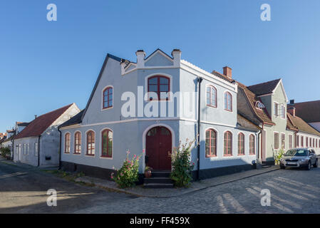 Typische Skane Architektur Stil Fassade des Hauses in einer Straße in der alten Stadt von Simrisham auf der baltischen Küste Osterlen, Schweden Stockfoto