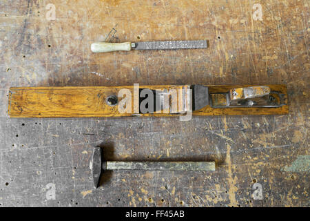 Alten Schreiner Werkzeuge Hobel, hammer und Raspel auf einem Vintage Holz-Hintergrund Stockfoto