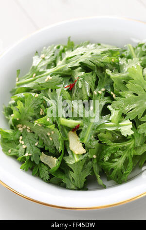 Crown Daisy Salat mit Sesam Stockfoto