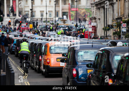 London, UK. 10. Februar 2016. Tausenden Taxifahrer bringen Verkehr zum Stillstand mit Whitehall Demonstration von United Taxifahrer Gruppe gegen Uber. Schwarzen Taxifahrer bringt Verkehr zum Stillstand in Westminster mit einem Protest vor Downing Street heute Nachmittag - sagen, sie kämpfen um ihre Existenz zu verteidigen. Bildnachweis: Dinendra Haria/Alamy Live-Nachrichten Stockfoto