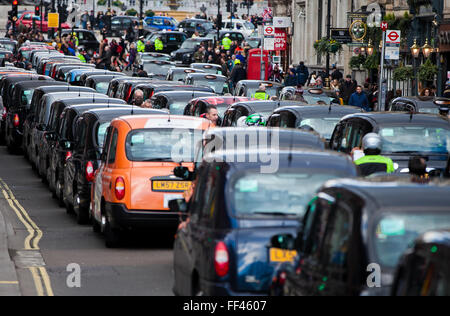 London, UK. 10. Februar 2016. Tausenden Taxifahrer bringen Verkehr zum Stillstand mit Whitehall Demonstration von United Taxifahrer Gruppe gegen Uber. Schwarzen Taxifahrer bringt Verkehr zum Stillstand in Westminster mit einem Protest vor Downing Street heute Nachmittag - sagen, sie kämpfen um ihre Existenz zu verteidigen. Bildnachweis: Dinendra Haria/Alamy Live-Nachrichten Stockfoto