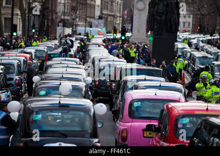 London, UK. 10. Februar 2016. Tausenden Taxifahrer bringen Verkehr zum Stillstand mit Whitehall Demonstration von United Taxifahrer Gruppe gegen Uber. Schwarzen Taxifahrer bringt Verkehr zum Stillstand in Westminster mit einem Protest vor Downing Street heute Nachmittag - sagen, sie kämpfen um ihre Existenz zu verteidigen. Bildnachweis: Dinendra Haria/Alamy Live-Nachrichten Stockfoto