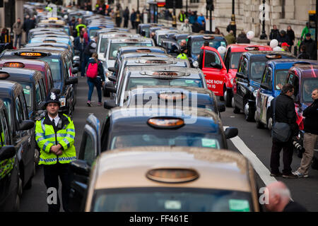 London, UK. 10. Februar 2016. Tausenden Taxifahrer bringen Verkehr zum Stillstand mit Whitehall Demonstration von United Taxifahrer Gruppe gegen Uber. Schwarzen Taxifahrer bringt Verkehr zum Stillstand in Westminster mit einem Protest vor Downing Street heute Nachmittag - sagen, sie kämpfen um ihre Existenz zu verteidigen. Bildnachweis: Dinendra Haria/Alamy Live-Nachrichten Stockfoto