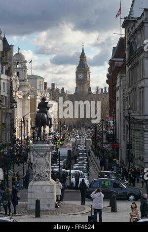 London, UK. 10. Februar 2016. Tausende Black Cabs Treiber Protest gegen Uber bringen Central im Stillstand am Trafalgar Square, Whitehall, London. Bildnachweis: Siehe Li/Alamy Live News Stockfoto