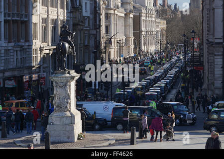 London, UK. 10. Februar 2016. Tausende Black Cabs Treiber Protest gegen Uber bringen Central im Stillstand am Trafalgar Square, Whitehall, London. Bildnachweis: Siehe Li/Alamy Live News Stockfoto