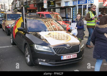 London, UK. 10. Februar 2016. Tausende Black Cabs Treiber Protest gegen Uber bringen Central im Stillstand am Trafalgar Square, Whitehall, London. Bildnachweis: Siehe Li/Alamy Live News Stockfoto