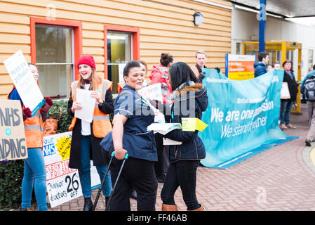 Milton Keynes Hospital, Milton Keynes, UK. 10. Februar 2016. Ärzte streiken montieren Sie eine Mahnwache und sprechen Sie mit anderen Mitarbeitern und Patienten außerhalb Milton Keynes Krankenhaus. Bildnachweis: David Isaacson/Alamy Live-Nachrichten Stockfoto