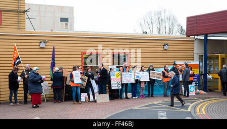 Milton Keynes Hospital, Milton Keynes, UK. 10. Februar 2016. Ärzte streiken montieren Sie eine Mahnwache und halten Schilder außen Milton Keynes Krankenhaus. Bildnachweis: David Isaacson/Alamy Live-Nachrichten Stockfoto