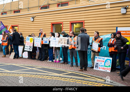 Milton Keynes Hospital, Milton Keynes, UK. 10. Februar 2016. Ärzte streiken montieren Sie eine Mahnwache und halten Schilder außen Milton Keynes Krankenhaus. Bildnachweis: David Isaacson/Alamy Live-Nachrichten Stockfoto