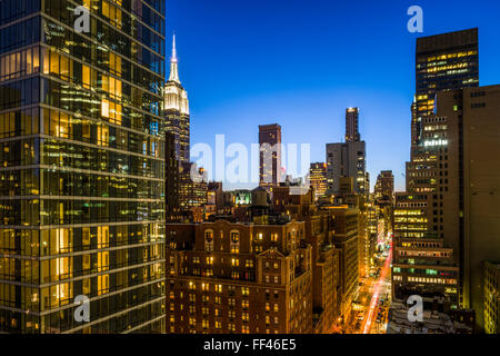 Mit Blick auf das Empire State Building vom 39. und Lexington in Dämmerung, Manhattan, New York City, New York, USA Stockfoto