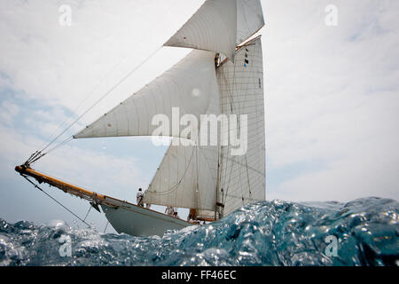 Klassische Segelyacht von Schwimmern Surface Waterline Antibes, Frankreich, 1. Juni 2012. Panerai Classic Yacht Challenge - Voiles d'Antibes 2012 Moonbeam IV Stockfoto