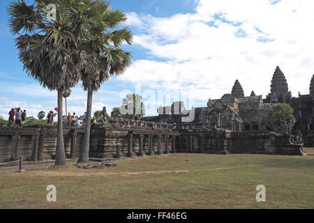 Main causeway Weg zum westlichen Eingang zum Angkor Wat, in der Nähe von Siem Reap, Kambodscha, Asien. Stockfoto